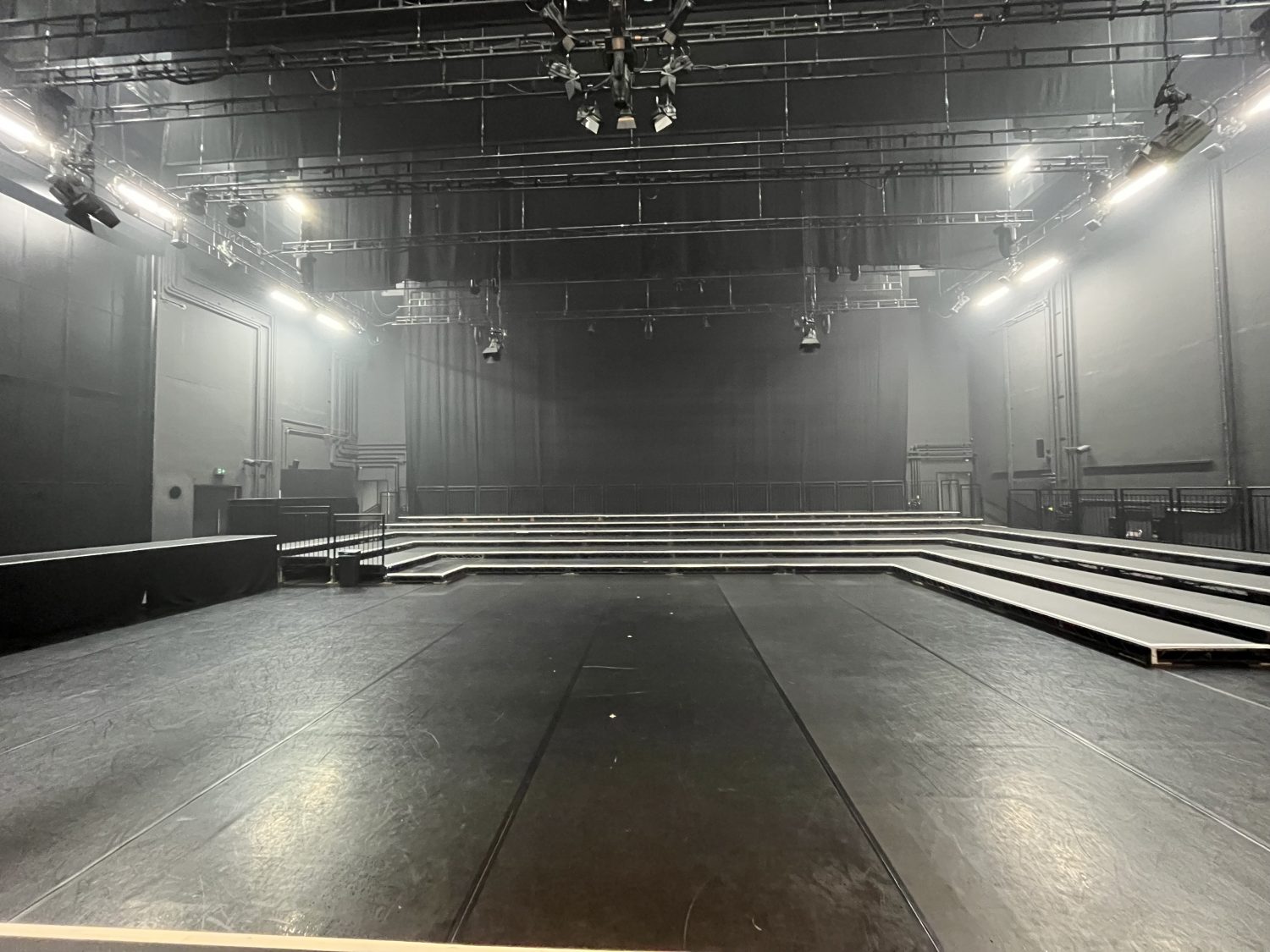 Steeldeck Rentals tiered audience seating